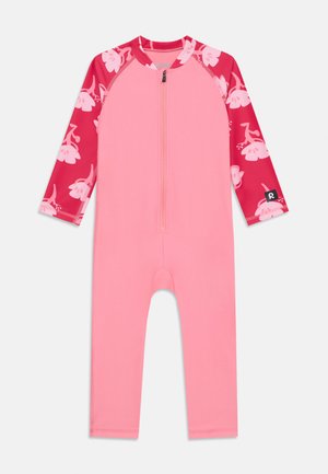 Lyserød én-styks badedragt med lange ærmer; blomsterdesign i nuancer af lyserød på ærmerne; lynlås foran og glat tekstil.