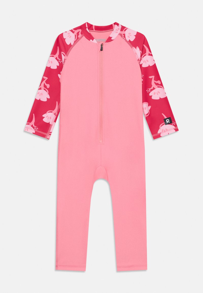 Ružový jednodielny plavky s dlhými rukávmi; kvetinový vzor v odtieňoch ružovej na rukávoch; predný zips a hladká textúra látky.