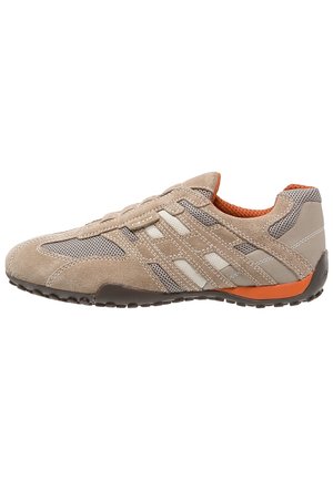 Baskets en suede beige et mesh avec doublure intérieure orange, rayures blanches sur les côtés et semelle noire, vues de l'extérieur.