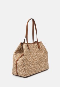 Bruine tote bag met een geometrisch patroon, geweven stof, twee lange leren handvatten en accentuerende gestikte randen.