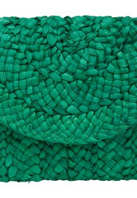 Borsa a tracolla verde intrecciata con una texture complessa e una chiusura a pattina liscia, realizzata con materiali naturali.