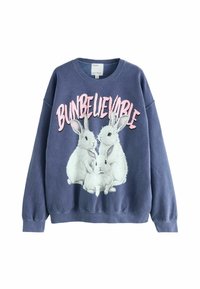 Marineblauwe sweatshirt met een ronde hals, voorzien van een afbeelding van drie witte konijnen en de tekst "BUNBELIEVABLE" in het roze. Zachte textuur.