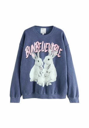 Mørkeblå sweatshirt med rund hals, prydet med grafik af tre hvide kaniner og teksten "BUNBELIEVABLE" i pink. Blød tekstur.