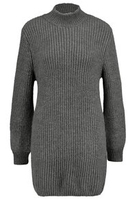 Maglione grigio lavorato a maglia con colletto alto, maniche lunghe e vestibilità rilassata. Presenta un motivo a coste testurizzato e un orlo posteriore leggermente più lungo.