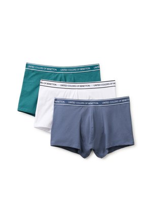 Tres pares de bóxers para hombre de United Colors of Benetton en verde, blanco y azul, apilados en fila.