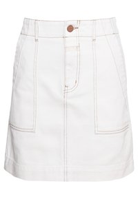 Witte denimrok met een aansluitende taille, voorzien van twee voorzakken, een knoopsluiting en contrasterende bruine stiksels.