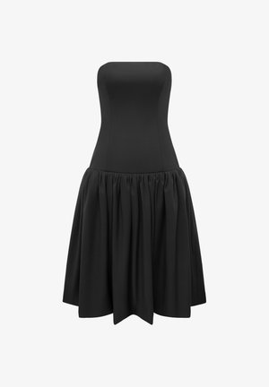 Čierne šaty bez ramienok s priliehavým korzetom a rozšírenou, skladanou sukňou. Hladká textúra, po kolená s jednoduchým a elegantným dizajnom.