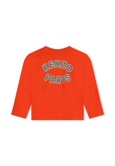 Maglietta rossa a maniche lunghe con la scritta "KENZO PARIS" in caratteri audaci e curvi sul retro. Realizzata in morbido tessuto con una vestibilità comoda.