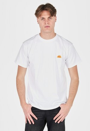 T-shirt bianco in cotone con una piccola grafica colorata di un sole o un'onda sull'area della tasca sinistra del petto. Maniche corte, design a girocollo.