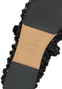 Semelle de sandale en cuir tressé noir taille 37 avec l'inscription « CUIR VÉRITABLE » et le logo de la marque embossés sur la semelle intérieure de couleur beige clair.