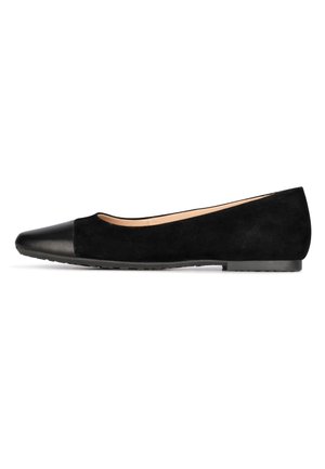 Schwarze Ballerinas mit einem Obermaterial aus Wildleder und einer kontrastierenden Kappe aus Leder, flacher Sohle und einem glatten Innenfutter.