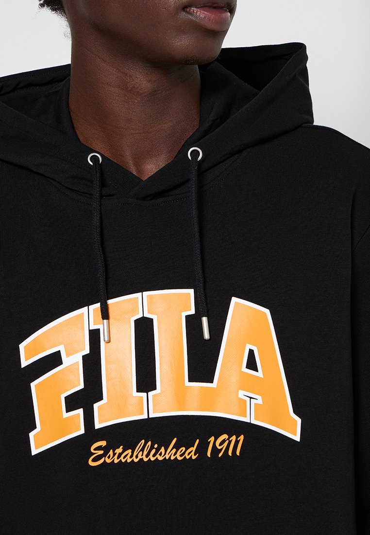 Felpa nera con cappuccio realizzata in tessuto dalla superficie liscia. Presenta un grande logo "FILA" bianco e arancione e il testo "Established 1911". Include stringhe di regolazione.