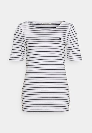 Camiseta blanca con rayas horizontales negras, cuello redondo, mangas cortas y un pequeño logo bordado en el lado izquierdo del pecho. Textura suave.