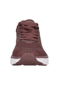 Maroon urheilu kengät, joissa on hengittävä neulottu päällinen, nauhakiinnitys, teksturoitu varvasosa ja valkoinen pohja vaimennukseen ja pidon parantamiseen.