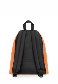 Zaino arancione e nero con spalline regolabili, schienale imbottito, tasche laterali e maniglia superiore per un facile trasporto. Tessuto texture.