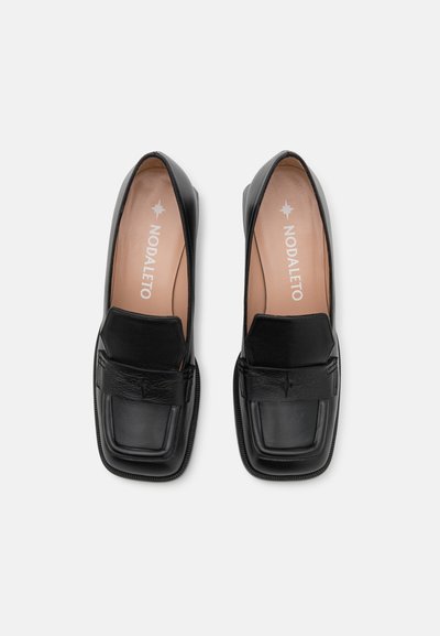 Mocassins en cuir noir avec un bout carré, présentant une bande texturée à l'avant et une doublure lisse. Design minimaliste et branding subtil.