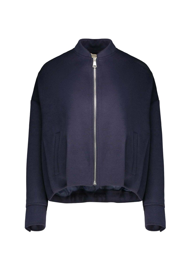 Giacca bomber blu navy realizzata in tessuto strutturato, con chiusura frontale con zip, spalle scese e tasche laterali. Design a lunghezza corta.