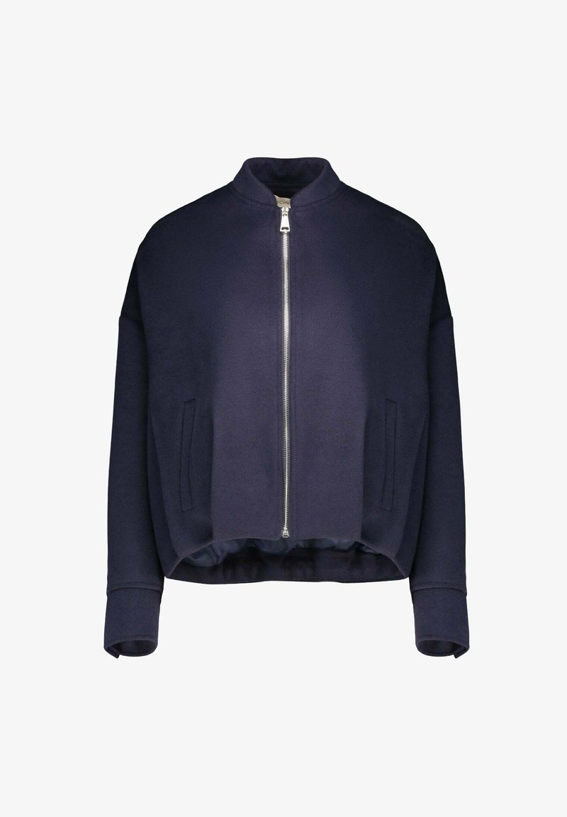 Giacca bomber blu navy realizzata in tessuto strutturato, con chiusura frontale con zip, spalle scese e tasche laterali. Design a lunghezza corta.