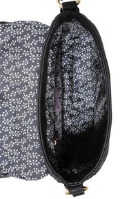 Borsa nera con interno in tessuto a fantasia floreale. Presenta un'esterno in pelle liscia, hardware color oro e chiusura con zip.