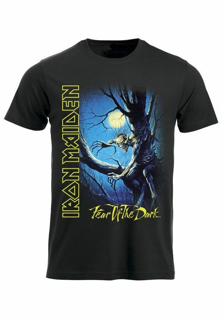 Sort bomulds T-shirt med et farverigt, skræmmende motiv af en skabning i en mørk skov, med teksten "Iron Maiden" og "Fear of the Dark".