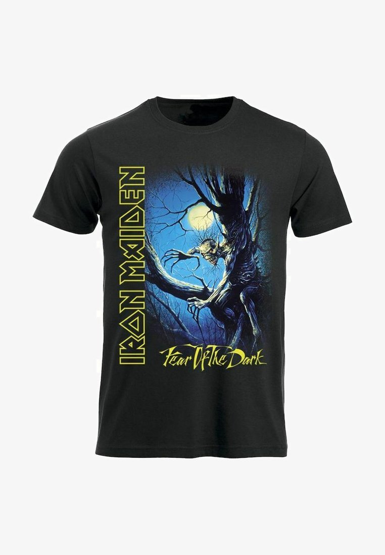 Camiseta de algodón negra con un gráfico colorido de temática de terror de una criatura en un bosque oscuro, con el texto "Iron Maiden" y "Fear of the Dark".