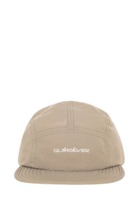 Beige čepice vyrobená z lehkého materiálu, s zakřiveným kšiltym, šitými detaily a bílým logem "Quiksilver" na přední straně.
