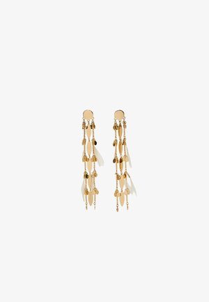 Kultakorvakorut, joissa roikkuvat ketjut ja pieniä pyöreitä sekä pitkulaisia lehtikuvioisia riipuksia.