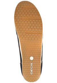 Semelle de chaussure GEOX en caoutchouc avec une texture à motifs. Présente des indentations circulaires, un logo latéral et un contraste de couleur avec une teinte beige.