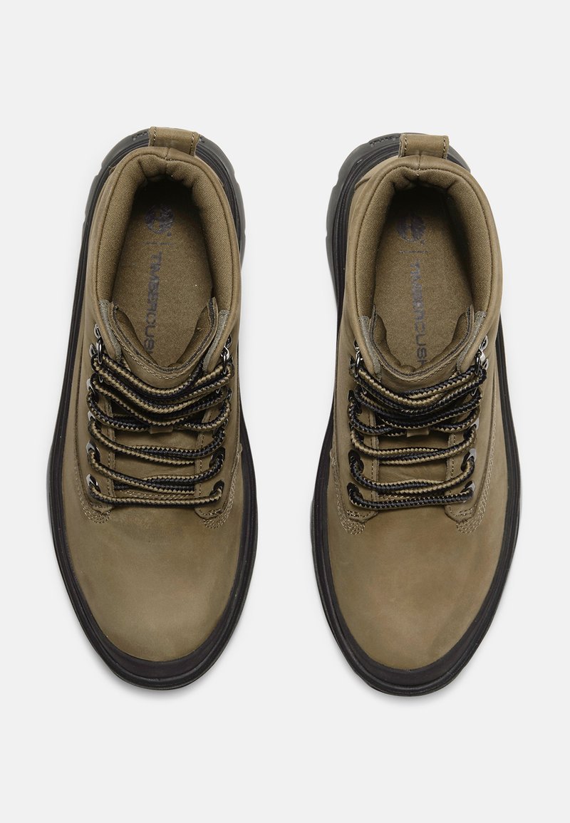 Braune Wanderschuhe mit einem glatten, strukturierten Lederoberteil, rundem Zehenbereich und schwarzer Gummi-Außensohle. Verfügt über Metallösen und gemusterte Schnürsenkel.
