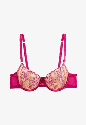 Soutien-gorge rose à armatures avec bretelles réglables, présentant un tissu transparent et des motifs brodés d'oiseaux et de fleurs sur les bonnets.