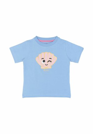 Jasnoniebieska bawełniana koszulka z krótkimi rękawami, z grafiką uśmiechniętej różowej muszli na środku oraz różowym paskiem przy szyi kontrastującym z resztą materiału.