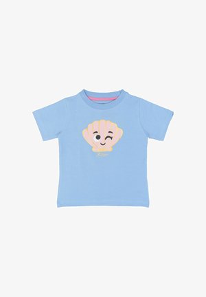 Lyseblå bomuld T-shirt med korte ærmer, der har en smilende lyserød skalgrafik i midten og kontrasterende lyserød kant ved halsudskæringen.