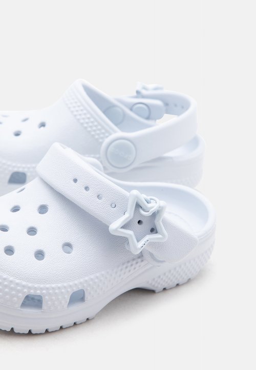 Crocs CLASSIC STAR BUCKLE UNISEX - Slippers - sky ice — foto 6