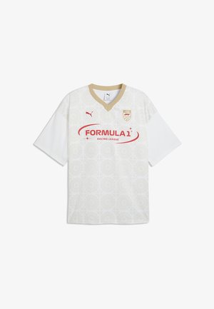 Maillot blanc Puma Formula 1 Racing League avec col doré, motifs circulaires subtils, logos rouges et écusson F1 sur la poitrine.