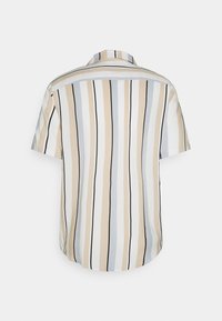 Camicia a maniche corte beige, grigia e bianca con strisce verticali, collo classico e orlo dritto. Tessuto morbido e leggero.