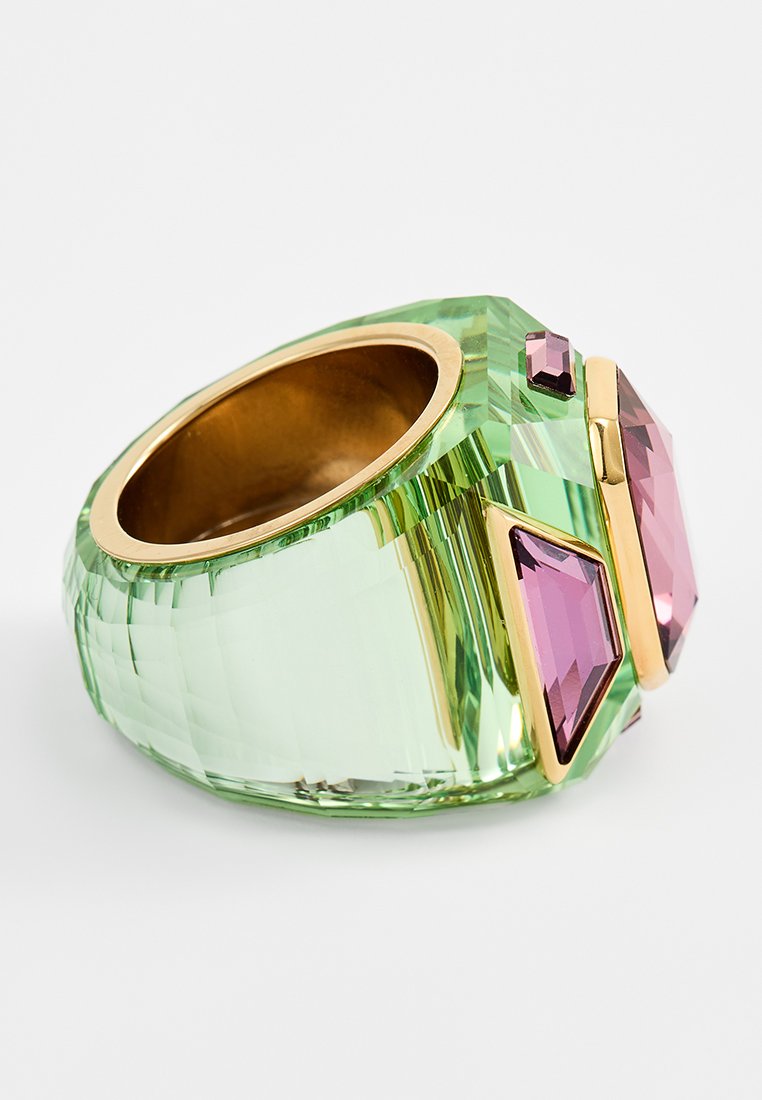 Bracelet en cristal vert avec des accents en pierre précieuse rose et des accessoires en or. Présente un design géométrique et des facettes pour la réflexion de la lumière.