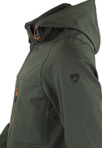 Grüne, wasserabweisende Jacke mit strukturiertem Kapuze, orangefarbenen Akzenten und einem schwarzen Emblem auf der Schulter. Verfügt über Reißverschlusstaschen.