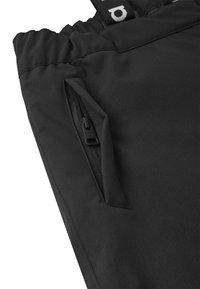 Schwarze Hosen mit einem elastischen Bund, ausgestattet mit einer Reißverschlusstasche. Hergestellt aus glattem, strapazierfähigem Stoff mit einer flachen, matten Oberfläche.