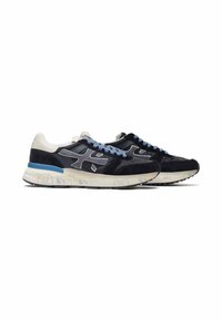 Paar marineblaue und schwarze Sneaker mit hellblauen Schnürsenkeln, weißen Sohlen mit aufgedrucktem Text und hellblauen Fersenakzenten, Seitenansicht.
