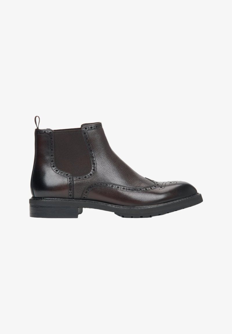 Bruine leren chelsea boot met elastische zijpanelen, brogue-details langs de randen en een gestructureerde rubberen zool.
