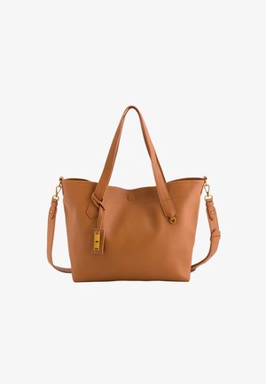 Tan leren handtas met dubbele handvatten, gestructureerd oppervlak, verstelbare schouderband en gouden hardware-accenten, met een hangtag.