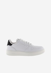 Baskets blanches avec un revêtement perforé, accent noir texturé au talon, fermeture à lacets à l'avant et semelle en caoutchouc texturé. Marque sur le côté.