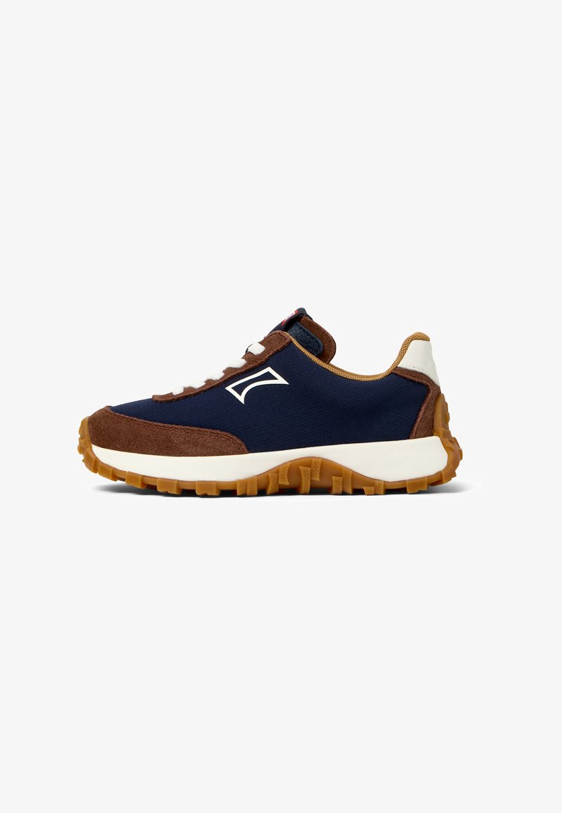 Sneaker blu navy e marrone con lacci bianchi, suola in gomma testurizzata e logo bianco sul lato, mostrato dalla parte esterna.