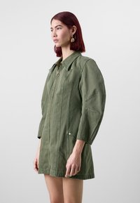 GAP GAP X CULT GAIA DOUBLE ZIP MINI DRESS - Obleka iz džinsa - olive night