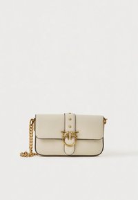 Borsa in pelle color crema con tracolla a catena dorata, dotata di chiusura a scatto, uccelli decorativi e tre borchie decorative sulla patta.