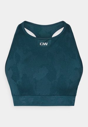 Soutien-gorge de sport en bleu canard foncé avec un design ajusté, style dos nageur et un motif subtil ; comporte un logo "ICIW" sur le devant.