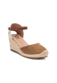 Sandalo con tacco in suede marrone, suola in juta intrecciata, cinturino alla caviglia e soletta color nocciola; presenta una punta arrotondata e dettagli laterali testurizzati.
