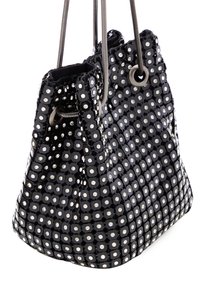 Borsa a secchiello nera con superficie testurizzata decorata con paillettes quadrate e strass, chiusura a doppio laccio e occhielli metallici.