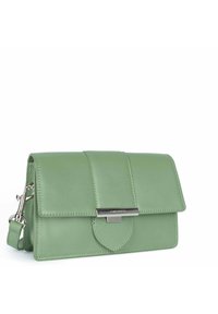 Borsa a tracolla verde in pelle con chiusura a patta, hardware in argento e tracolla removibile. Presenta dettagli cuciti e un design elegante.