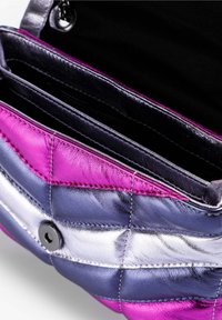 Clutch in pelle trapuntata nei colori metallizzati rosa, argento e blu navy. Presenta una chiusura a scatto e due scomparti interni con una texture liscia.